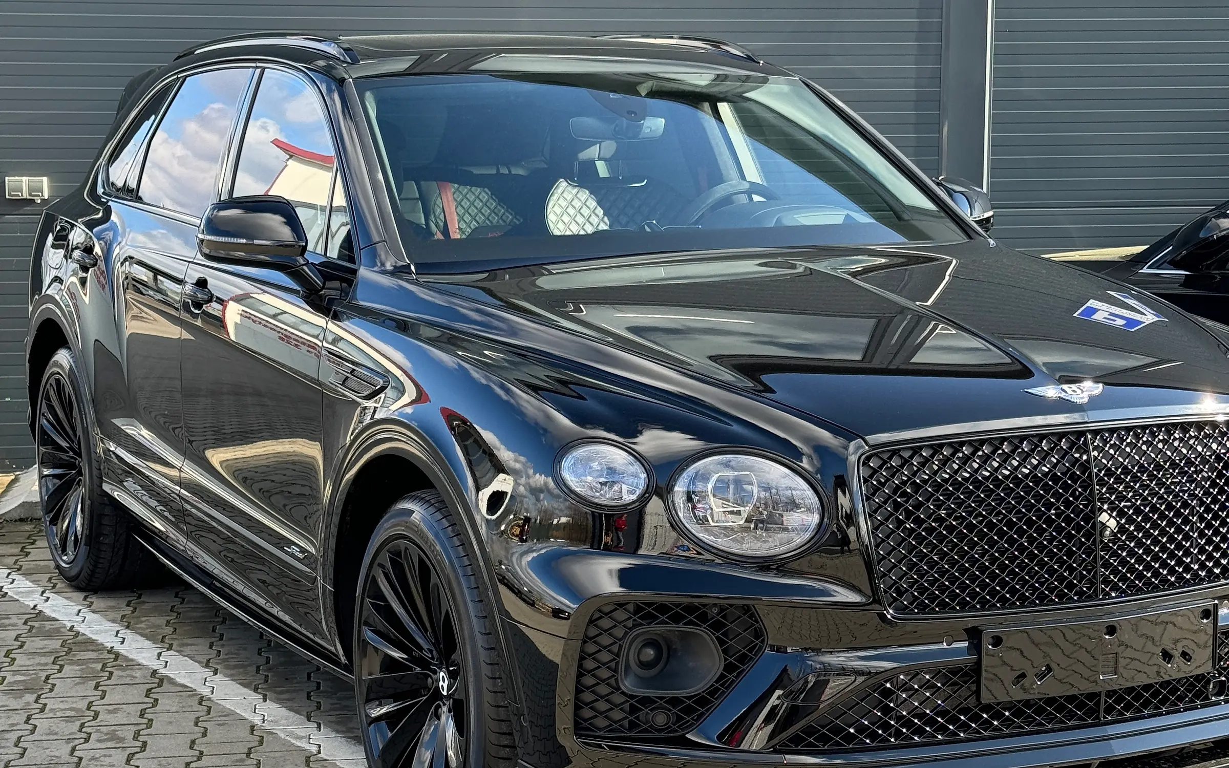 Czarny Bentley Bentayga po korekcie i zabezpieczeniu lakieru - głęboki połysk przed studiem Ciach i Błysk