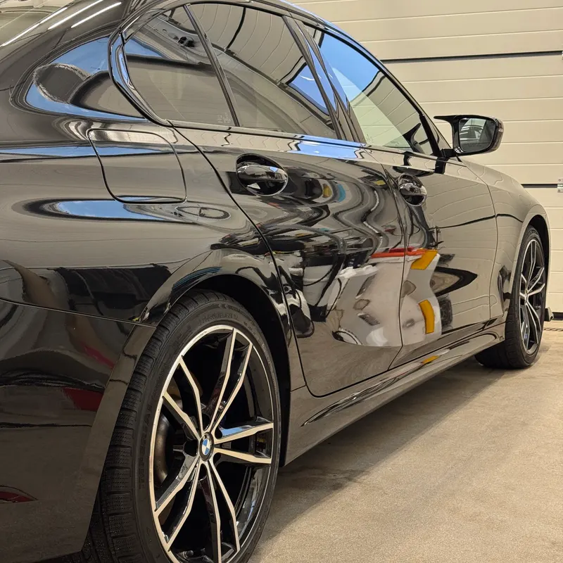 Czarne BMW serii 3 po korekcie lakieru - lustrzany połysk na boku auta