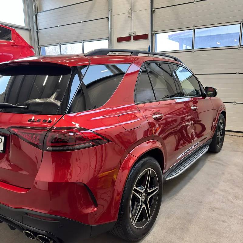 Czerwony Mercedes GLE AMG z głębokim połyskiem lakieru w studiu