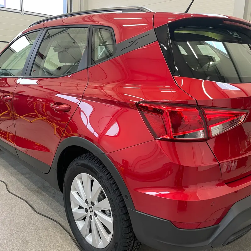 Czerwony Seat Arona po zabezpieczeniu lakieru - odbicia w lakierze na drzwiach