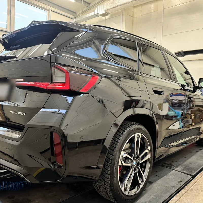 Czarne BMW X1 po zabezpieczeniu lakieru na stanowisku w studiu
